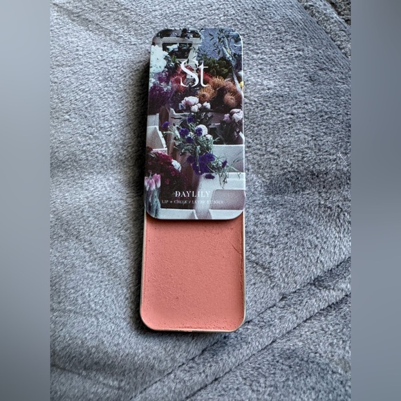 Seint Lip+cheek Daylily - Picture 2 of 3